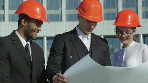 Três engenheiros confiantes