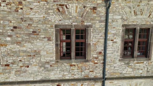 Fensternahaufnahme verschiebt sich in Richtung historischer Erkerdetails