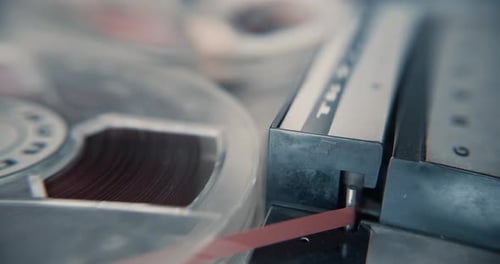 Magnétophone vintage jouant une vieille cassette