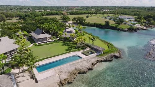 Villa tropical de lujo frente al mar con piscina, La Romana, República Dominicana. Zumbido aéreo