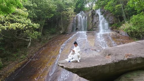Reconstituição de um poeta da dinastia Tang, como Li Bai, compondo versos em meio à majestade da natureza, antigos