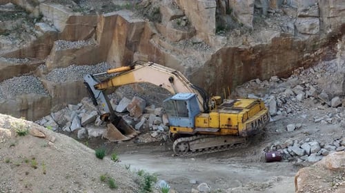 Bergbau im Granitsteinbruch. Funktionierende Bergbaumaschine, Raupenbagger. Bergbauindustrie.
