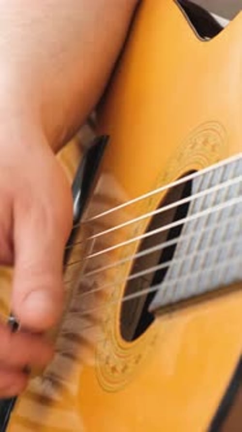 Nahaufnahme eines männlichen Handspielers, der Gitarre spielt