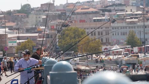 Fischer auf der Galata-Brücke beim Angeln mit Blick auf Istanbuls alte Halbinsel