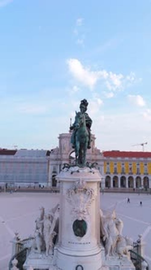 Vue aérienne de la statue du roi José I à Praca do Comercio, au Portugal.