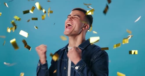 Feiern, Konfetti und Mann im Studio für Sieg, Sieg und Lottoerfolg