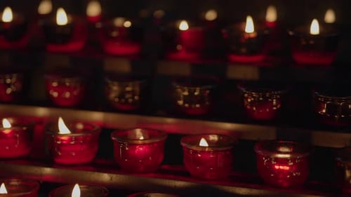 Kerzenlichter, brennende Flammen, glühender Hintergrund