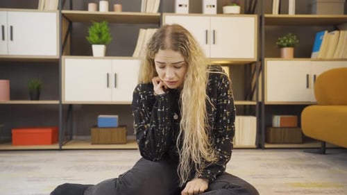 Anxious and anxious woman.
