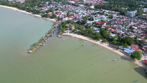 Luftflug in Richtung Bucht bei Teluk Bahang