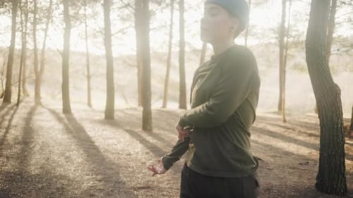 Une talentueuse femme hip hop faisant du freestyle et du beatboxing dans la forêt