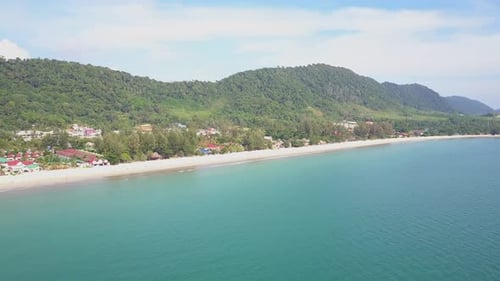 Wunderschöne Luftaufnahmen von Thailand. Atemberaubende Strände, Sonnenuntergänge, Inseln, Boote und Ausblicke.