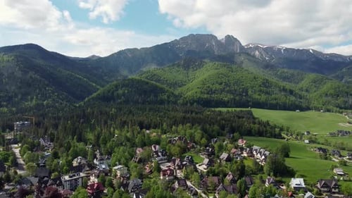 Paysage survolant le légendaire sommet de Giewont, dans les montagnes des Tatry polonaises, avec des terres agricoles et des forêts à proximité