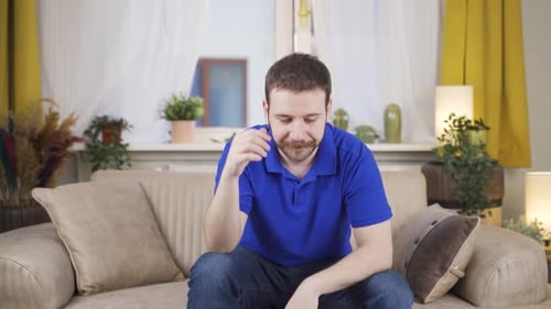 Der Mann, der wütend auf sich selbst ist und Fehler hat.