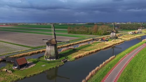 Vue aérienne du moulin à vent et du canal de Drie Windmolens, Pays-Bas.