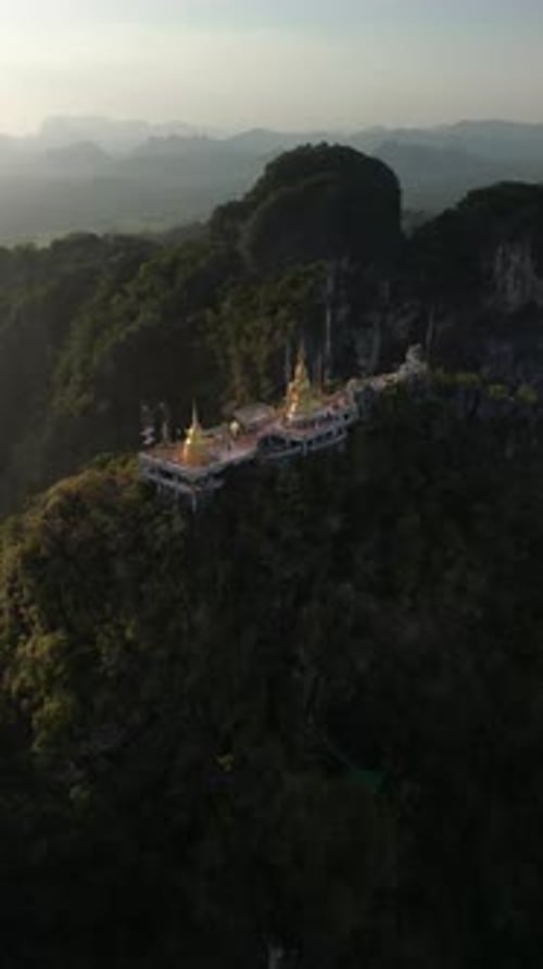 Vidéo par drone du magnifique temple rupestre du Tigre au sommet de la montagne