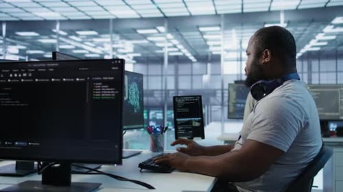 Retrato de un técnico alegre que trabaja en un lugar de trabajo de alta tecnología