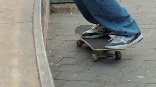Jeune patineur faisant un saut à 360 degrés en effectuant un kickflip trick s'entraînant à un skatepark