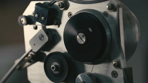 Nahaufnahme einer Präzisionsspulenwicklung, die feinen Kupferdraht auf eine Spule spinnt, detailgetreue Darstellung