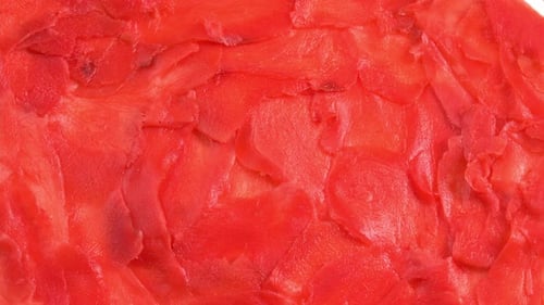 Le gingembre mariné rouge pour les rouleaux de sushi tourne comme le fond pour les restaurants, les bars, la restauration publique