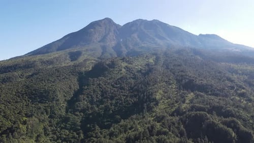 Luftbild: Gipfel des Lawu Mountain, Indonesien, mit klarem Himmel am Morgen