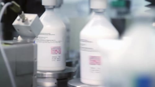 Vérification par scanner lors du processus d'embouteillage des vaccins pour le bétail