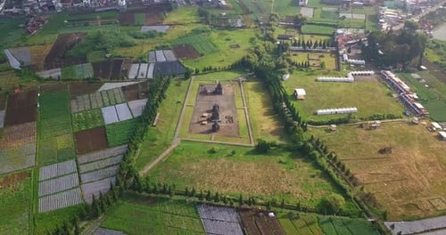 Orbit-Drohnenaufnahme des Arjuna-Tempelkomplexes auf dem Dieng-Plateau, wenn die Bedingungen für Besucher leer sind.