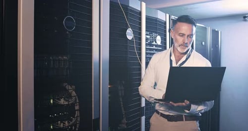 Gesicht eines reifen Mannes im Rechenzentrum mit Laptop, Netzwerkwartung und Ingenieur für digitalen Speicher