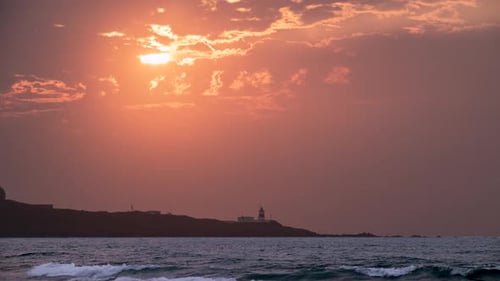Dramático atardecer sobre la costa de Shimen, Nueva ciudad de Taipéi, Taiwán.