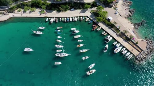 Atemberaubende Luftaufnahme von kleinen Yachtbooten in kristallklarem Wasser