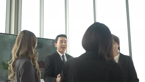 Trabalhadores de colarinho branco estão se reunindo no escritório.