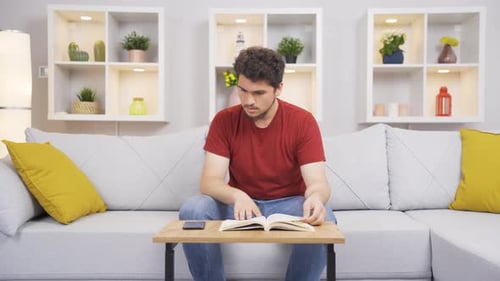 L'homme maladroit qui a accidentellement renversé la table.