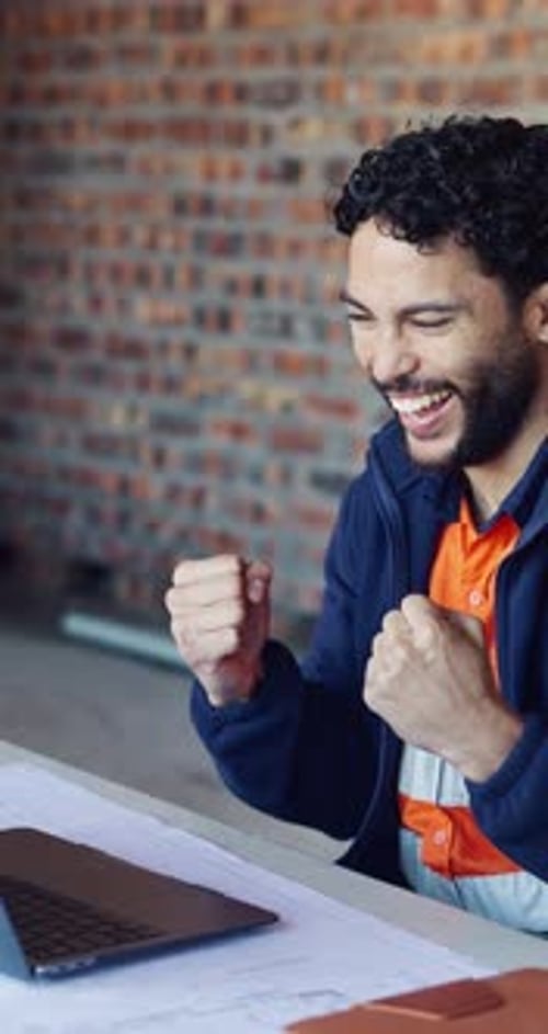 Puño bomba, hombre y arquitecto con una computadora portátil en el sitio con aprobación para la renovación