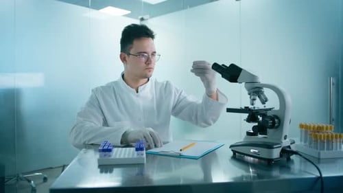 DNA-Test-Experiment, durchgeführt von einem medizinischen Forscher mit Reagenzgläsern