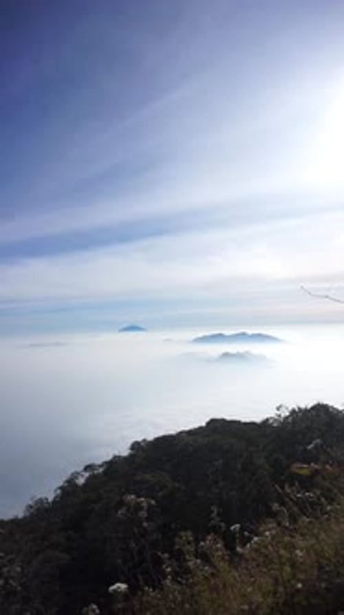 sommet du mont Cikuray avec une étendue de nuages sous le ciel bleu à 2821 mètres d'altitude