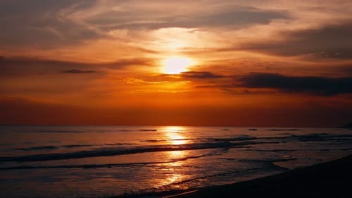 Reflexionen des Sonnenuntergangs über den Meereswellen