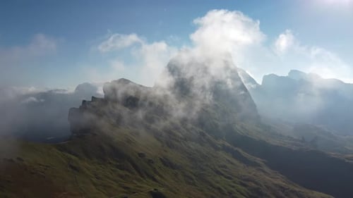 Luftaufnahme der Seceda- und Geislergruppe in den italienischen Dolomiten, Südtirol