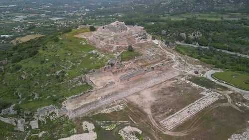 Drohnenflug über die antike lykische Stadt Tlos in den türkischen Bergen