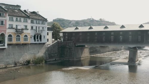 Vue aérienne du pont en bois couvert Lovech, en Bulgarie, par l'architecte Kolyu Ficheto au-dessus de l'Osam