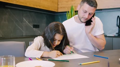 Ein Vater telefoniert und hilft seiner Tochter bei ihren Zeichenhausaufgaben in der Moderne