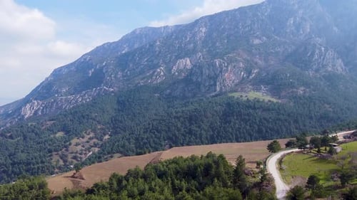 Vista aérea de la montaña Spil en Manisa, Turquía 4K