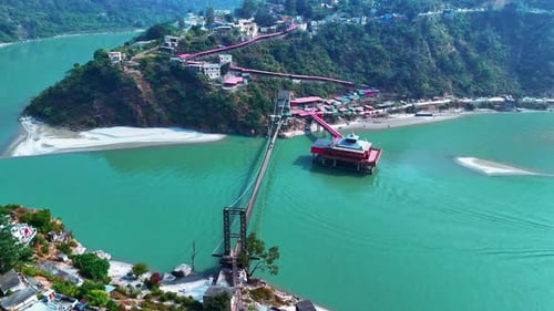 Les vues aériennes mettent en valeur la beauté sacrée du temple Dhari Devi et ses magnifiques environs.