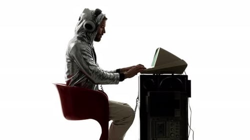 Hombre joven trabajando en una computadora antigua