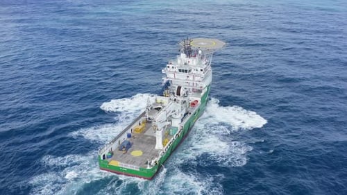 Offshore-Versorgungsschiff mit Hubschrauberlandeplatz auf See, Luftaufnahme