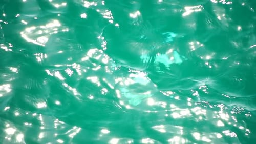 Luftaufnahme der Meereswasseroberfläche auf klarem azurblauem Meerwasser, Sonnenblendung, abstrakter nautischer Sommerozean