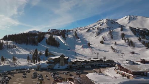 Station de ski de Mammoth Mountain Spring, Main Lodge, Californie, Drone aérien, panorama des parcs et des parcs