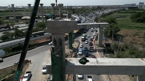 Vehículos que circulan entre la construcción de un puente