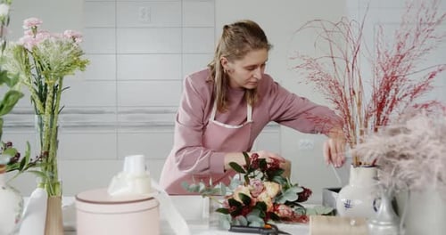 Fleuriste féminine faisant un bouquet en studio