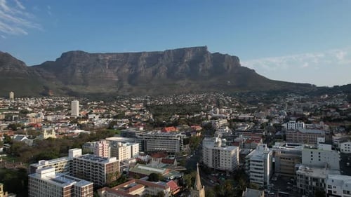 Luftaufnahme des Stadtzentrums von Kapstadt bei Sonnenaufgang in Westkap, Südafrika