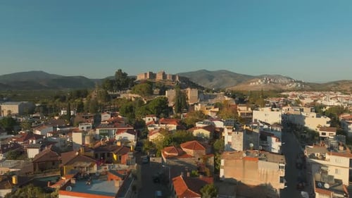 Selçuk, Turquie. Vue aérienne de la ville historique et de l'ancien château d'Ayasuluk,
prise de vue par Drone