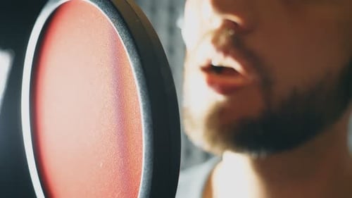 Unbekannter männlicher Sänger singt im Tonstudio Mann nimmt neues Lied auf, zu dem Guy with Bart singt